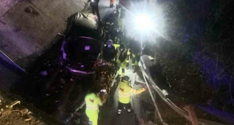 Incidente, vola da auto e precipita dal viadotto in autostrada: muore a 52 anni