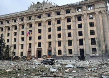 Convoglio militare russo in marcia verso Kiev, a Kharkiv attaccato il centro