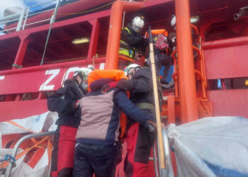 La Ocean Viking con 158 migranti a bordo a poche miglia dalla Sicilia: chiede di sbarcare