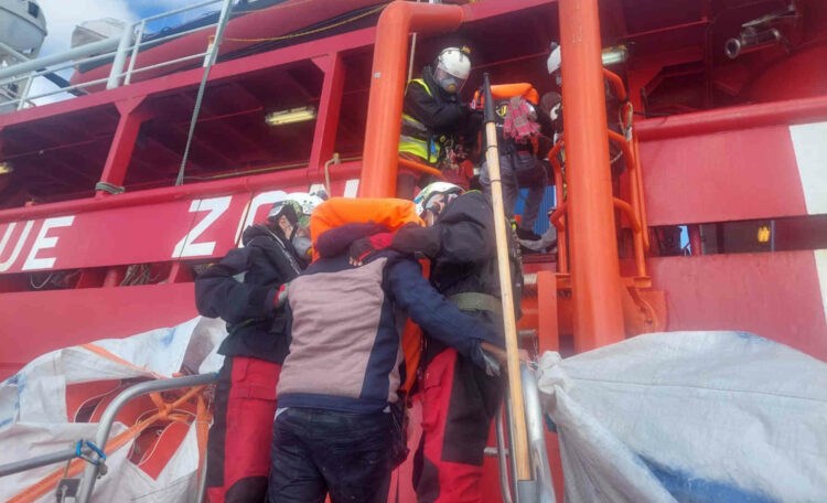La Ocean Viking con 158 migranti a bordo a poche miglia dalla Sicilia: chiede di sbarcare