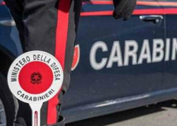 Lo porta in campagna e lo picchia: arrestato nel Reggiano