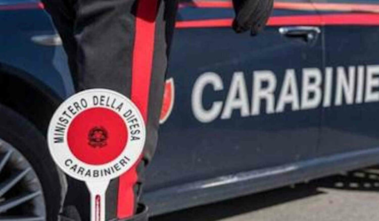 Lo porta in campagna e lo picchia: arrestato nel Reggiano