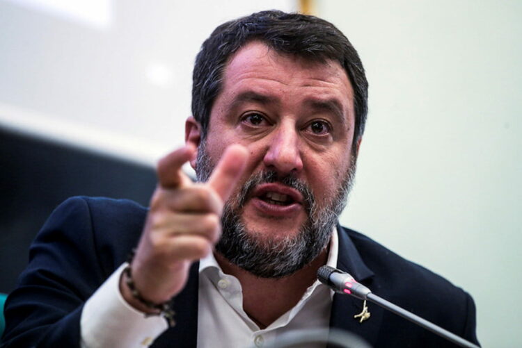 Matteo Salvini visita cimitero Palermo con 993 bare in attesa sepoltura