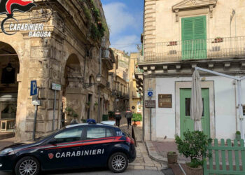 Modica, sfonda le porte di un condominio: arrestato un 27enne