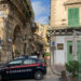 Modica, sfonda le porte di un condominio: arrestato un 27enne
