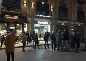Moonwatch mania, il nuovo orologio Swatch: a Palermo in fila per 24 ore