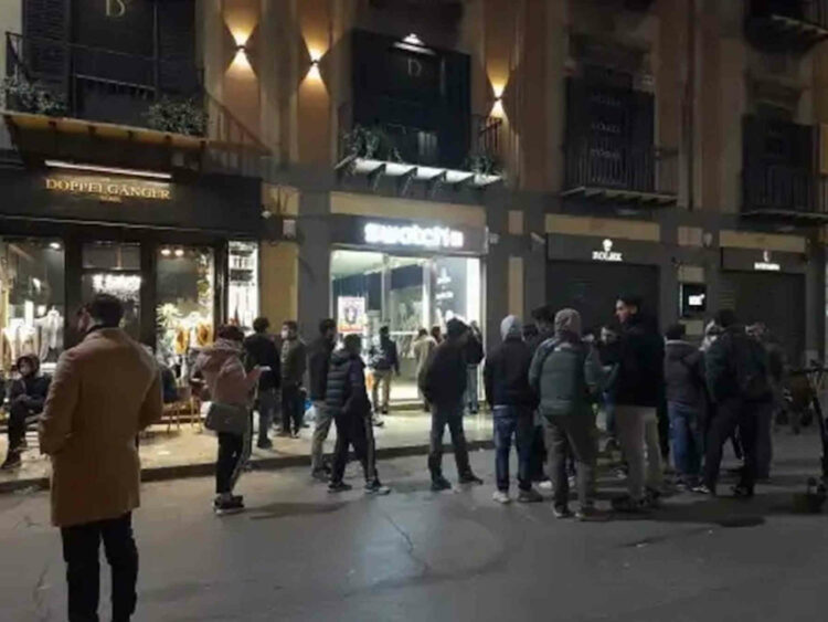 Moonwatch mania, il nuovo orologio Swatch: a Palermo in fila per 24 ore