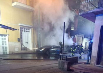 Notte di fuoco a Comiso: due auto incendiate