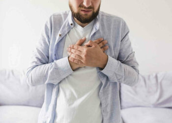 Omicron 2, scoperti 6 nuovi sintomi della variante: bruciore di stomaco e vomito