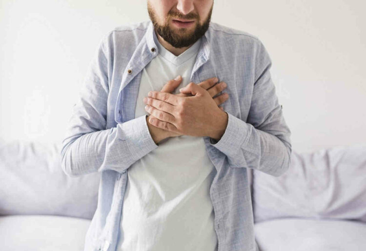 Omicron 2, scoperti 6 nuovi sintomi della variante: bruciore di stomaco e vomito