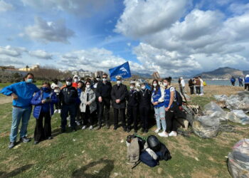 Palermo, 5 tonnellate di rifiuti e un cimitero di scooter rubati in spiaggia