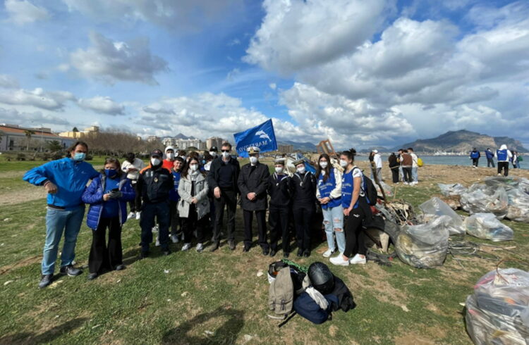 Palermo, 5 tonnellate di rifiuti e un cimitero di scooter rubati in spiaggia