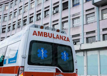 Perde controllo moto e si schianta contro un camion: muore tra le braccia del papà