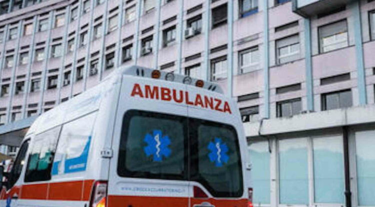 Perde controllo moto e si schianta contro un camion: muore tra le braccia del papà