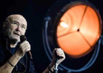 Phil Collins dice addio ai fan: non riesco più a suonare dopo gli interventi chirurgici
