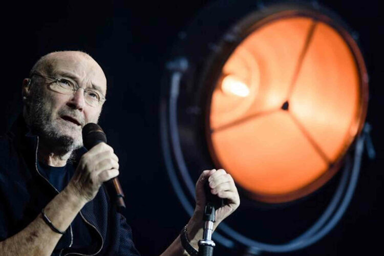 Phil Collins dice addio ai fan: non riesco più a suonare dopo gli interventi chirurgici