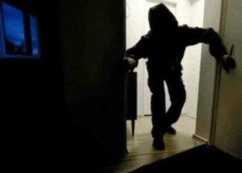 Rapina in una casa a Roccazzo, coppia svegliata dai ladri: notte da incubo