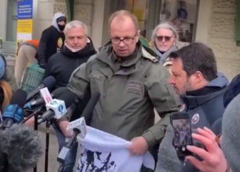 Salvini contestato a Przemysl, il sindaco mostra una maglietta: non la ricevo VIDEO