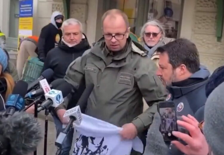 Salvini contestato a Przemysl, il sindaco mostra una maglietta: non la ricevo VIDEO
