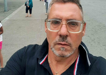 Si accascia a terra e muore mentre parla con un amico