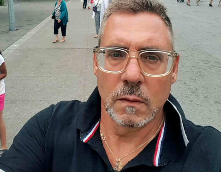 Si accascia a terra e muore mentre parla con un amico