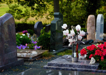 Si rompe lapide e cade dentro una tomba: anziano finisce in ospedale