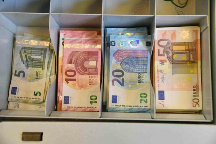 Sottrae soldi a 80enne, arrestato direttore ufficio postale