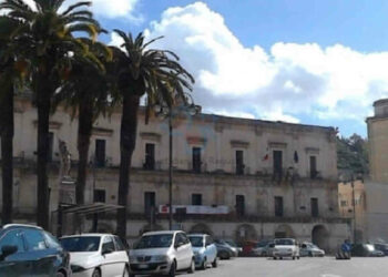 Su Modica sventola bandiera lilla come su Barcellona