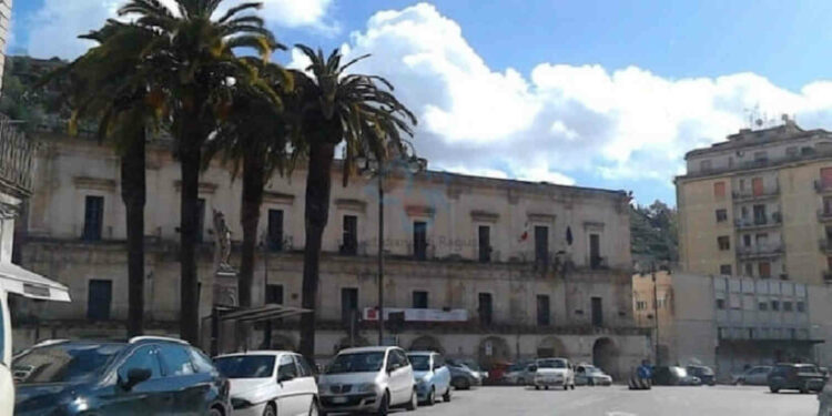 Su Modica sventola bandiera lilla come su Barcellona