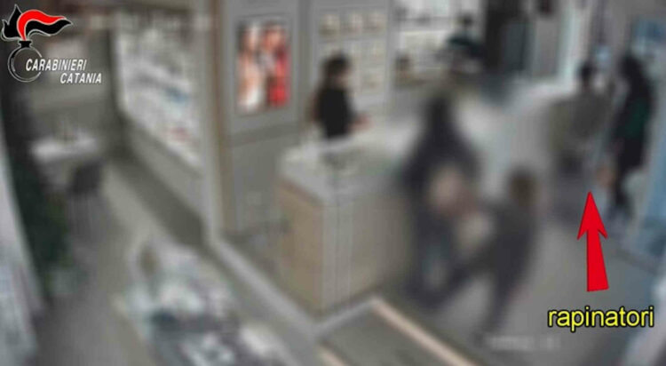 Travestito da donna rapinò gioielleria a Catania: arrestato 35enne