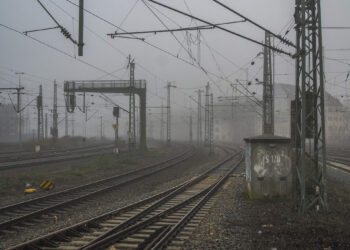 Uomo travolto e ucciso da un treno, accanto al corpo migliaia di euro