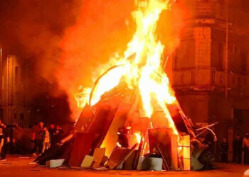 Vampe San Giuseppe a Palermo: carabinieri ferito al volto e 10 auto danneggiate