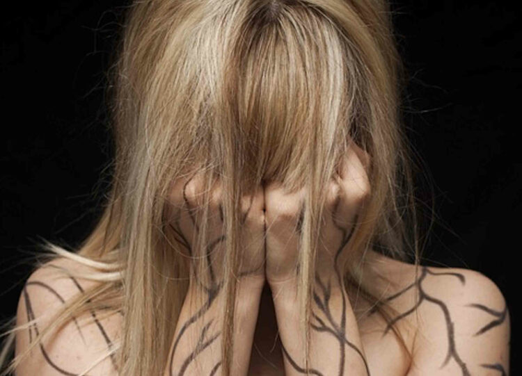 Violenta la ex e divulga file intimo: arrestato 48enne