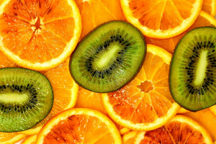 Vitamina C, arancia e kiwi a tavola: benefici per salute