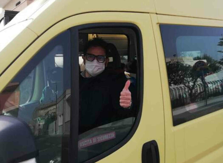 Autista scuolabus positivo: sindaco accompagna alunni