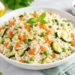 Ciotola di riso con verdure fresche, esempio di pasto leggero per la dieta del riso con schema da 3 e 9 giorni.