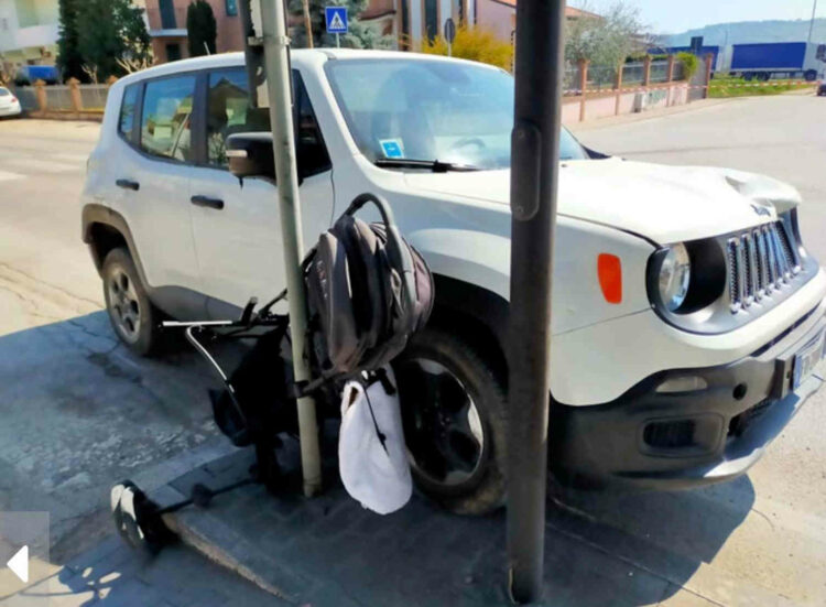 Morto bimbo di 9 mesi travolto da una Jeep guidata da un 89enne: è lutto cittadino