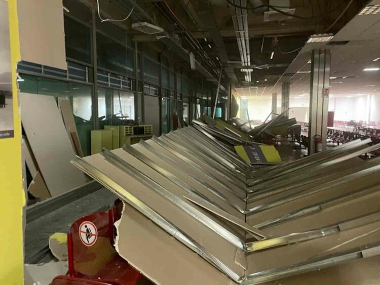 Maltempo, crollo nelle zone partenze aeroporto VIDEO