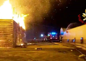 Vittoria, a fuoco deposito per imballaggi FOTO e VIDEO