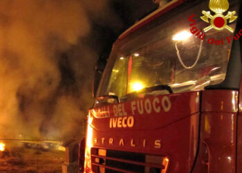 Incendio in una segheria per imballaggi a Vittoria