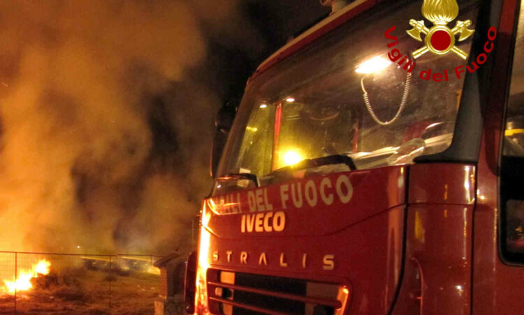 Incendio in una segheria per imballaggi a Vittoria
