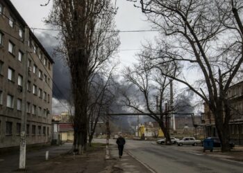 Russi si allontanano da Kiev, arrivano von der Leyen e Borrell