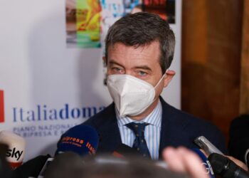 Orlando “Subordinare gli aiuti alle imprese al rinnovo dei contratti”