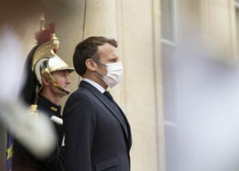 Francia, Macron “Serve unità, lavorerò per una società più giusta”