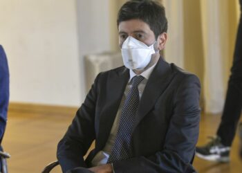 Speranza firma ordinanza, fino al 15/6 mascherine per trasporti e cinema