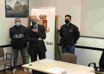 Abusavano e sfruttavano 14enne, 5 arrestati (3 di 70 anni)anche genitori