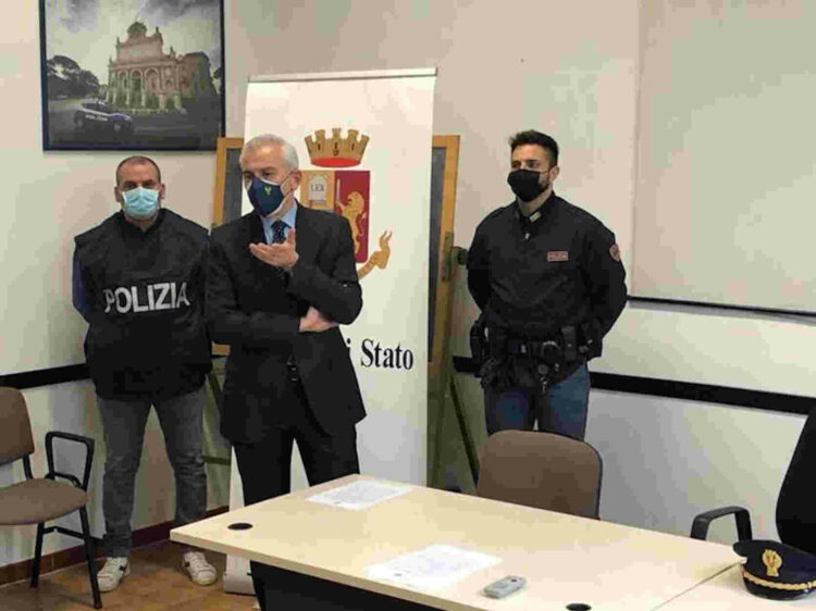 Abusavano e sfruttavano 14enne, 5 arrestati (3 di 70 anni)anche genitori