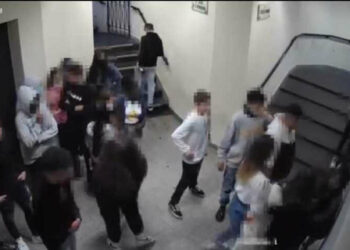 Baby gang di ragazzine violente a Siena: 10 indagate