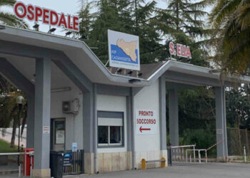 Bimbo di 2 anni rischia di morire soffocato per boccone di traverso: salvato