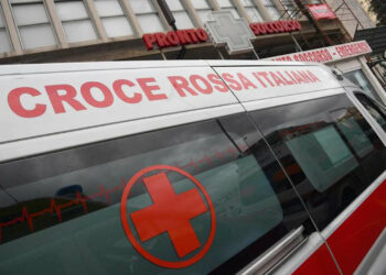 Bimbo di 3 anni si slaccia la cintura e cade da auto in corsa: grave